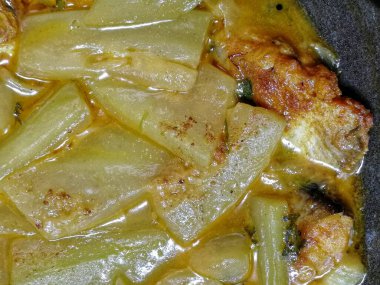 Lezzetli balık körisi. Balık parçaları, karışık baharatlar, şişe kabağı, domates, patates, kırmızı biber, zeytinyağı, kişniş yapraklarından yapılan geleneksel yemek.