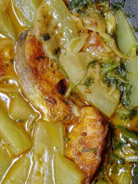 Lezzetli balık körisi. Balık parçaları, karışık baharatlar, şişe kabağı, domates, patates, kırmızı biber, zeytinyağı, kişniş yapraklarından yapılan geleneksel yemek.