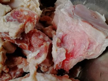 Çiğ biftek eti. Mangal, picanha, bourguignon, gulaş, gurme, stroganoff, ragout gibi ünlü tarifler yapmak için lezzetli Kobe ve wagyu bifteği parçaları.