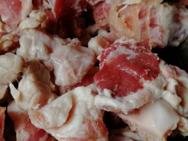 Çiğ biftek eti. Mangal, picanha, bourguignon, gulaş, gurme, stroganoff, ragout gibi ünlü tarifler yapmak için lezzetli Kobe ve wagyu bifteği parçaları.