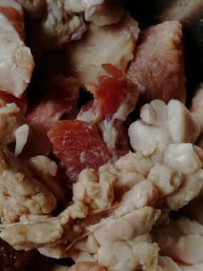 Çiğ biftek eti. Mangal, picanha, bourguignon, gulaş, gurme, stroganoff, ragout gibi ünlü tarifler yapmak için lezzetli Kobe ve wagyu bifteği parçaları.