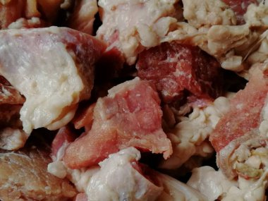 Çiğ biftek eti. Mangal, picanha, bourguignon, gulaş, gurme, stroganoff, ragout gibi ünlü tarifler yapmak için lezzetli Kobe ve wagyu bifteği parçaları.