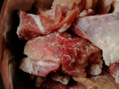 Çiğ biftek eti. Mangal, picanha, bourguignon, gulaş, gurme, stroganoff, ragout gibi ünlü tarifler yapmak için lezzetli Kobe ve wagyu bifteği parçaları.