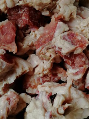 Çiğ biftek eti. Mangal, picanha, bourguignon, gulaş, gurme, stroganoff, ragout gibi ünlü tarifler yapmak için lezzetli Kobe ve wagyu bifteği parçaları.