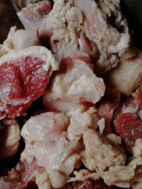 Çiğ biftek eti. Mangal, picanha, bourguignon, gulaş, gurme, stroganoff, ragout gibi ünlü tarifler yapmak için lezzetli Kobe ve wagyu bifteği parçaları.