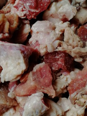 Çiğ biftek eti. Mangal, picanha, bourguignon, gulaş, gurme, stroganoff, ragout gibi ünlü tarifler yapmak için lezzetli Kobe ve wagyu bifteği parçaları.