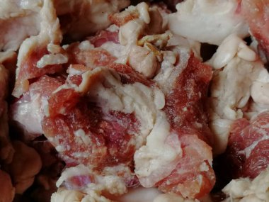 Çiğ biftek eti. Mangal, picanha, bourguignon, gulaş, gurme, stroganoff, ragout gibi ünlü tarifler yapmak için lezzetli Kobe ve wagyu bifteği parçaları.