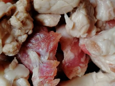 Çiğ biftek eti. Mangal, picanha, bourguignon, gulaş, gurme, stroganoff, ragout gibi ünlü tarifler yapmak için lezzetli Kobe ve wagyu bifteği parçaları.