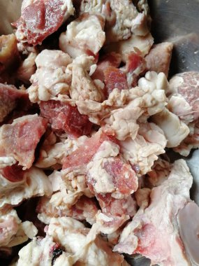 Çiğ biftek eti. Mangal, picanha, bourguignon, gulaş, gurme, stroganoff, ragout gibi ünlü tarifler yapmak için lezzetli Kobe ve wagyu bifteği parçaları.