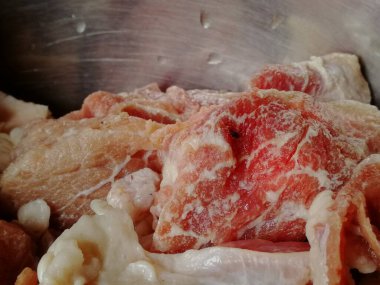 Çiğ biftek eti. Mangal, picanha, bourguignon, gulaş, gurme, stroganoff, ragout gibi ünlü tarifler yapmak için lezzetli Kobe ve wagyu bifteği parçaları.