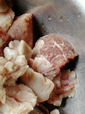 Çiğ biftek eti. Mangal, picanha, bourguignon, gulaş, gurme, stroganoff, ragout gibi ünlü tarifler yapmak için lezzetli Kobe ve wagyu bifteği parçaları.