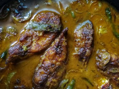 Lezzetli sıcak ve baharatlı balık körisi. Balık parçaları, İran baharatları, şişe kabağı, domates, patates, acı biber, zeytinyağı, kişniş yaprağı vs. ile yapılan geleneksel yemek.