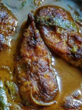 Lezzetli sıcak ve baharatlı balık körisi. Balık parçaları, İran baharatları, şişe kabağı, domates, patates, acı biber, zeytinyağı, kişniş yaprağı vs. ile yapılan geleneksel yemek.