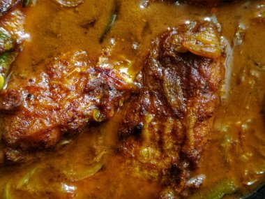 Lezzetli sıcak ve baharatlı balık körisi. Balık parçaları, İran baharatları, şişe kabağı, domates, patates, acı biber, zeytinyağı, kişniş yaprağı vs. ile yapılan geleneksel yemek.