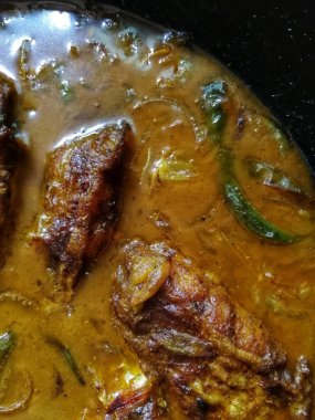 Lezzetli sıcak ve baharatlı balık körisi. Balık parçaları, İran baharatları, şişe kabağı, domates, patates, acı biber, zeytinyağı, kişniş yaprağı vs. ile yapılan geleneksel yemek.