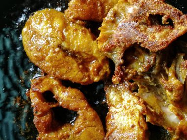 Karışık baharatlı kızarmış balık bifteği. Özel durumlar için Güney Hindistan 'daki en lezzetli yiyecek.