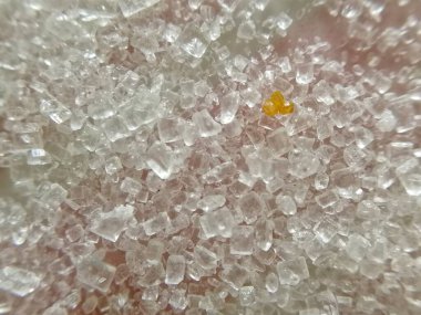 Kesme şeker parçalarının dokusu. Kristaller palmiye şekeri, şeker, tuz küpü gibi görünür.