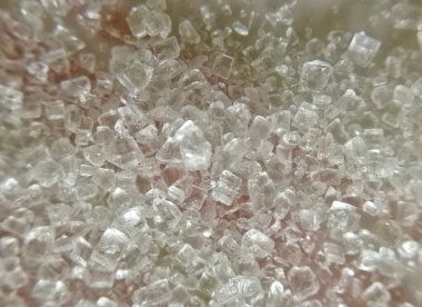 Kesme şeker parçalarının dokusu. Kristaller palmiye şekeri, şeker, tuz küpü gibi görünür.