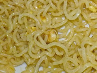 Tabakta sıcak ve baharatlı erişte. Kahvaltı için lezzetli ramen ya da sağlıklı bir yemek olarak akşam yemeği.