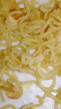 Tabakta sıcak ve baharatlı erişte. Kahvaltı için lezzetli ramen ya da sağlıklı bir yemek olarak akşam yemeği.