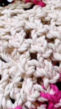 Modern moda öğesi olarak jute fiber kullanmanın farkındalığını yay. Halat düğümleri desenli geleneksel bir arka plan. Kartvizit, el ilanı, fayans, tekstil baskısı için renkli ip düğümü tasarımı