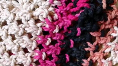 Modern moda öğesi olarak jute fiber kullanmanın farkındalığını yay. Halat düğümleri desenli geleneksel bir arka plan. Kartvizit, el ilanı, fayans, tekstil baskısı için renkli ip düğümü tasarımı
