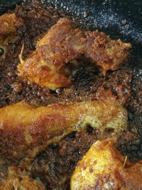 Karışık baharatlı kızarmış balık bifteği. Özel durumlar için Güney Hindistan 'daki en lezzetli yiyecek.