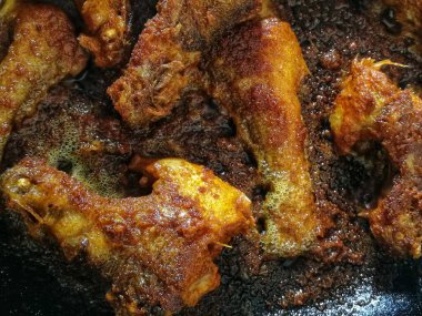 Karışık baharatlı kızarmış balık bifteği. Özel durumlar için Güney Hindistan 'daki en lezzetli yiyecek.