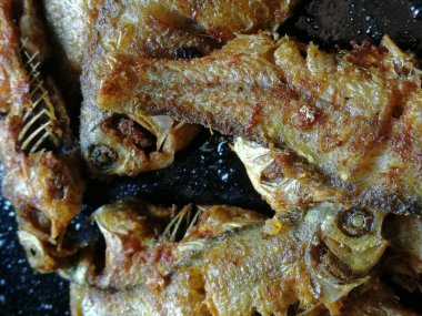 Lezzetli bir tarif olarak Asya usulü kızarmış balık yapmak. Özel durumlar için Güney Hindistan 'daki en lezzetli yiyecek.