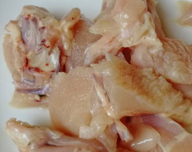 Mutfakta taze ve çiğ tavuk eti var. Peri-peri, kızartma, Pollo al acuyo, barbekü, Karaage, Ayam goreng, ızgara, kızartma gibi lezzetli ve ünlü yemekleri pişirmeye hazır tavuk parçaları.