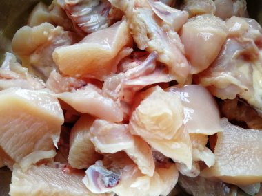 Mutfakta taze ve çiğ tavuk eti var. Peri-peri, kızartma, Pollo al acuyo, barbekü, Karaage, Ayam goreng, ızgara, kızartma gibi lezzetli ve ünlü yemekleri pişirmeye hazır tavuk parçaları.