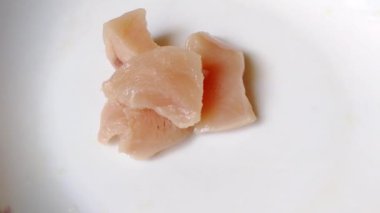 Mutfakta taze ve çiğ tavuk eti var. Peri-peri, kızartma, Pollo al acuyo, barbekü, Karaage, Ayam goreng, ızgara, kızartma gibi lezzetli ve ünlü yemekleri pişirmeye hazır tavuk parçaları.