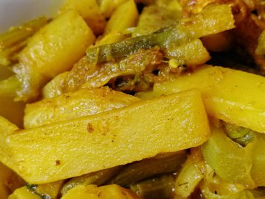 Lezzetli balık körisi. Balık parçaları, karışık baharatlar, şişe kabağı, domates, patates, zeytinyağı, kişniş yapraklarından yapılan geleneksel yemek.