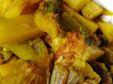 Lezzetli balık körisi. Balık parçaları, karışık baharatlar, şişe kabağı, domates, patates, zeytinyağı, kişniş yapraklarından yapılan geleneksel yemek.