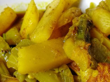 Lezzetli balık körisi. Balık parçaları, karışık baharatlar, şişe kabağı, domates, patates, zeytinyağı, kişniş yapraklarından yapılan geleneksel yemek.