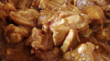 Bresse tavuk eti dünyanın en iyi tanığıdır. Pişmiş tavuk körisinin farklı kısımları lezzetli ve ünlü tarifler peri-peri, kızarmış, Pollo al acuyo, Karaage, Ayam goreng gibi.
