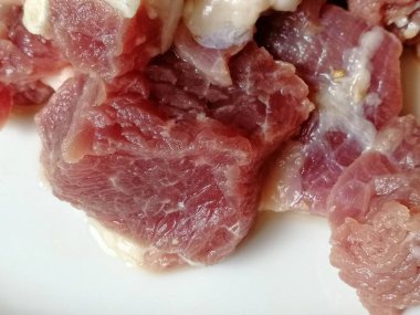 Çiğ biftek eti. Et lokantası için markette leziz kırmızı fileto pirzolası. Angus ineğinin kaburga parçaları. Taze boğa eti. Lezzetli tarifler pişirmeye hazır çeşitli fileto parçaları.