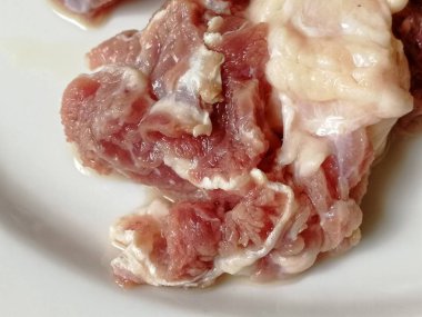 Çiğ biftek eti. Et lokantası için markette leziz kırmızı fileto pirzolası. Angus ineğinin kaburga parçaları. Taze boğa eti. Lezzetli tarifler pişirmeye hazır çeşitli fileto parçaları.