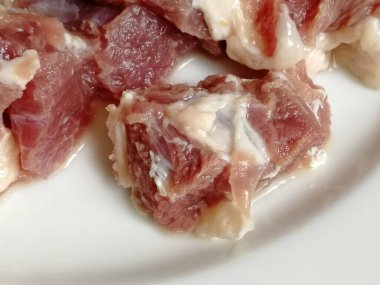 Çiğ biftek eti. Et lokantası için markette leziz kırmızı fileto pirzolası. Angus ineğinin kaburga parçaları. Taze boğa eti. Lezzetli tarifler pişirmeye hazır çeşitli fileto parçaları.