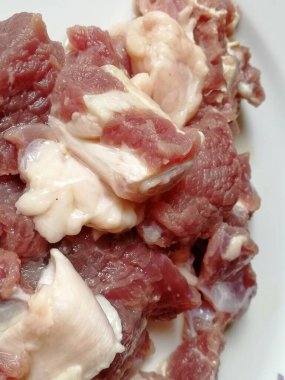 Çiğ biftek eti. Et lokantası için markette leziz kırmızı fileto pirzolası. Angus ineğinin kaburga parçaları. Taze boğa eti. Lezzetli tarifler pişirmeye hazır çeşitli fileto parçaları.