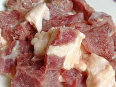 Çiğ biftek eti. Et lokantası için markette leziz kırmızı fileto pirzolası. Angus ineğinin kaburga parçaları. Taze boğa eti. Lezzetli tarifler pişirmeye hazır çeşitli fileto parçaları.