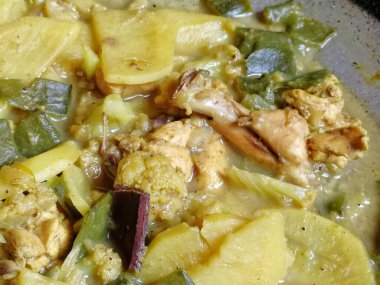 Sebzeler sarılık hastası için baharatsız tavuk körisi.