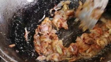 Organik tavuk eti pişiriyorum. Lezzetli ve ünlü tarifler yapmak için baharatla karıştırılmış çiğ beyaz et peri-peri, tereyağlı tavuk, kızarmış, Pollo al acuyo, Karaage, Ayam goreng