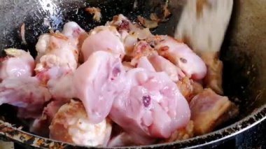 Organik tavuk eti pişiriyorum. Lezzetli ve ünlü tarifler yapmak için baharatla karıştırılmış çiğ beyaz et peri-peri, tereyağlı tavuk, kızarmış, Pollo al acuyo, Karaage, Ayam goreng