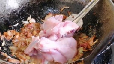 Organik tavuk eti pişiriyorum. Lezzetli ve ünlü tarifler yapmak için baharatla karıştırılmış çiğ beyaz et peri-peri, tereyağlı tavuk, kızarmış, Pollo al acuyo, Karaage, Ayam goreng