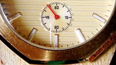 Zaman geçiyor. Elin çok hızlı hareket ediyor. Saat her programı kullanmanın sembolüdür. İş saatleri toplantısının rahatlatıcı videosu. Açılış, sayma ve reklam için giriş videosu