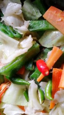 Taze ve organik sebze salatası. Hindistan, Pakistan, Yunanistan, İtalya, Meksika ve Tayland 'da en çok istenen yiyecek. Domates, salatalık, soğan, kırmızı biber vs. ile yapılan sağlıklı karışık salata.