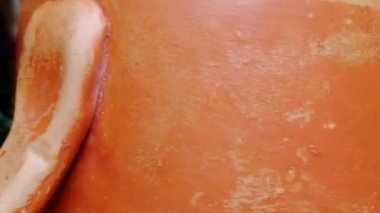 Clay yemek pişirmek, ev dekorasyonu vs. için el işi yaptı. Çamur ya da kil tarafından yapılan geleneksel işçilik ürünü sağlık ve çevre için iyidir. Antika çömlekler suyu doğal olarak soğuk tutar.