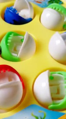 Odaklanmalarını, kendilerini adamalarını, yaratıcı olmalarını ve organize olmalarını sağlayacak bir eğitim oyuncağı.