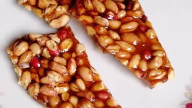 Sunum, reklam ve referans için kristal bal ve karamel karışık fıstık gofreti. Vücut enerjisini arttırmak için en lezzetli öğe
